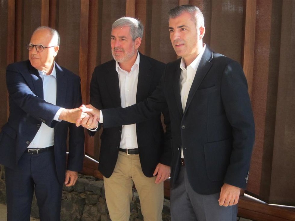 El secretario general de ASG, Casimiro Curbelo, el sectretario general de CC, Fernando Clavijo y el presidente del PP de Canarias, Manuel Domínguez, en la firma del pacto de Gobierno en Canarias
