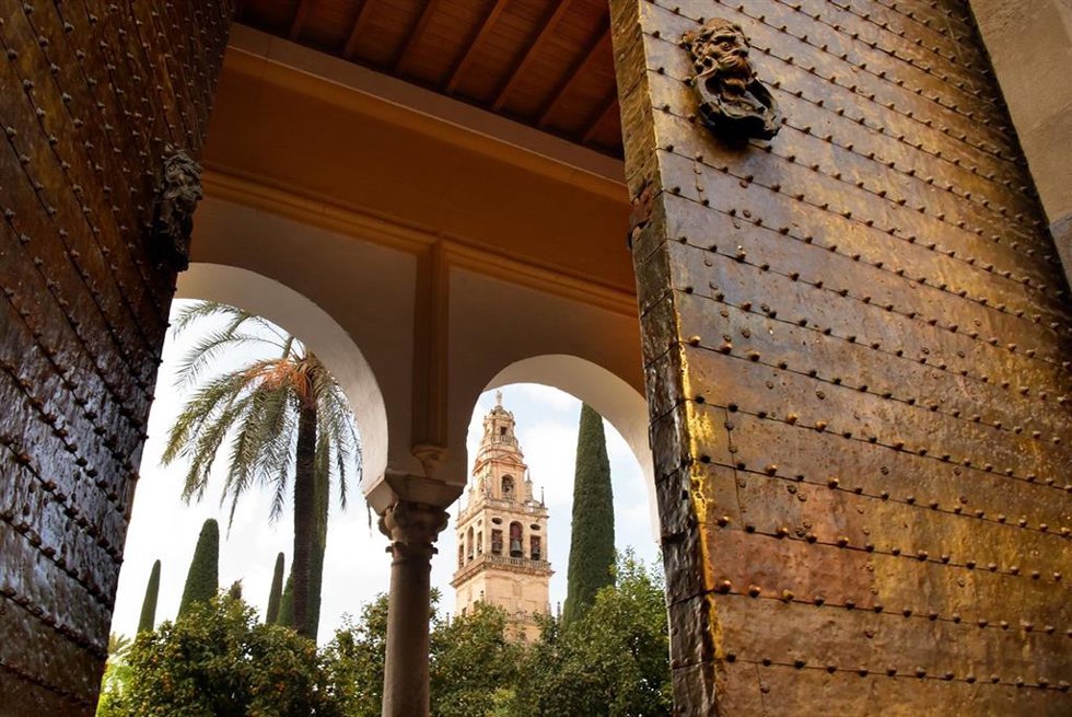 Archivo - La torre campanario de la Mezquita-Catedral, situada en la fachada Norte del Patio de los Naranjos, vista desde una de las puertas de acceso al monumento.