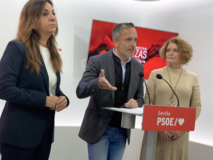 Archivo - El secretario de Organización del PSOE de Sevilla y parlamentario socialista andaluz, Rafael Recio, en una imagen de archivo acompañado por las diputadas Encarnación Martínez y Adela Castaño.