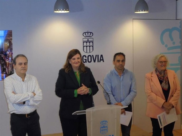 La alcaldesa en funciones, Clara Martín, con Roberto Manso (FES), Alberto García (CAS) y la concejal de Desarrollo Económico en funciones, María Antonia Sanz .