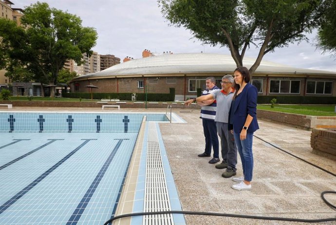 La concejal de Deportes del Ayuntamiento de Zaragoza, Cristina García, presenta la temporada de piscinas en el vaso exterior de "El Huevo"