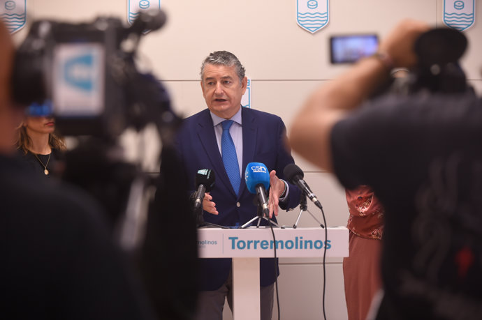 El consejero de la Presidencia, Interior, Diálogo Social y Simplificación Administrativa, Antonio Sanz, durante la atención a medios. A 08 de junio de 2023, en Málaga (Andalucía, España). El consejero de la Presidencia, Interior, Diálogo Social y Simpli
