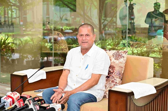 KIIT & KISS Founder Dr Achyuta Samanta announcing support to the family members of the Odisha train mishap victims.