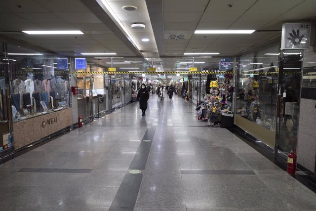 Archivo - December 20, 2022, Seoul, Korea: Commuters, passengers and tourists walk through an underground shopping mall with vendors and stores during rush hour on the Seoul Metro's Line 2 at City Hall Station. Subway stations in Seoul have large undergro