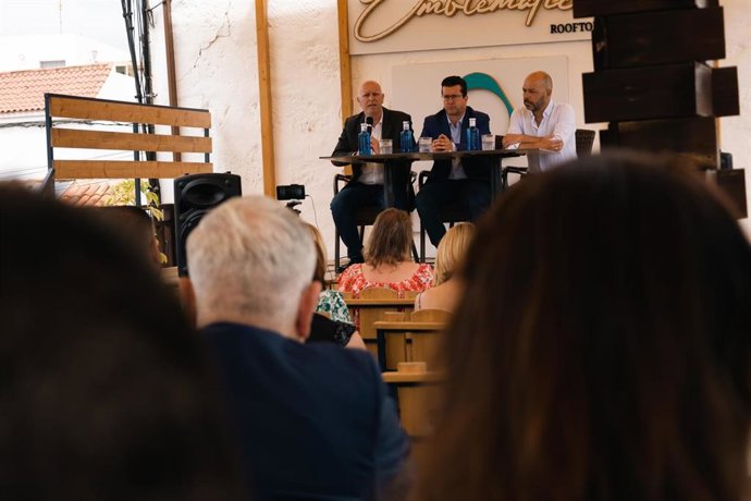 Los firmantes del PSOE, PP y NC para formar gobierno en el Ayuntamiento de Arucas (Gran Canaria)