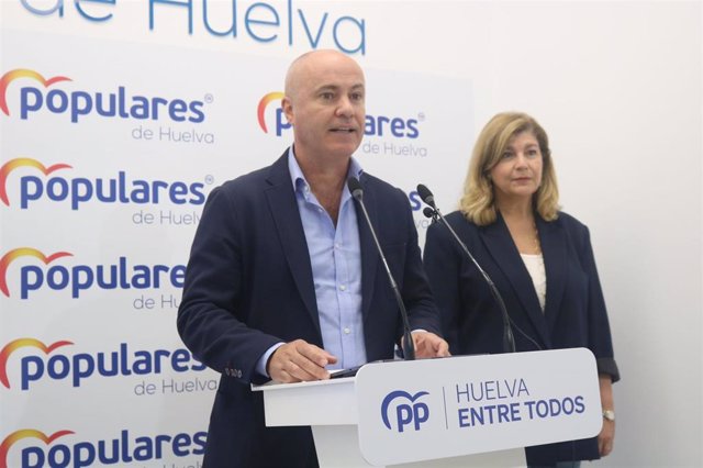 El vicesecretario de Agricultura, Ganadería y Pesca del PP-A, José Carlos Álvarez, en rueda de prensa en Huelva.