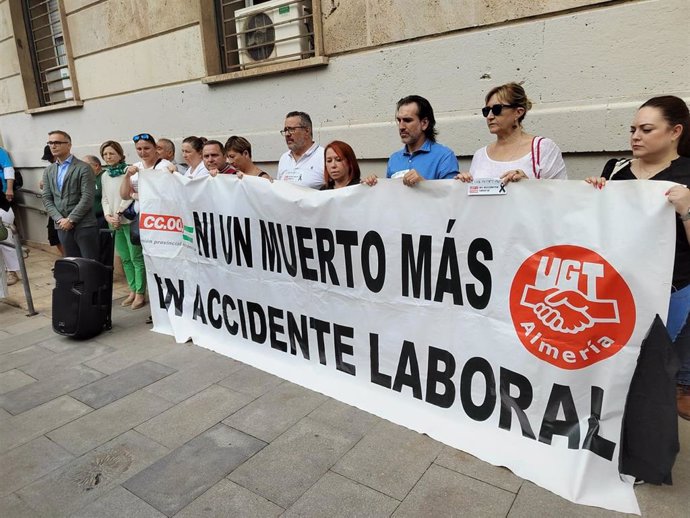 Concentración en Almería tras la última muerte de un trabajador en accidente laboral.