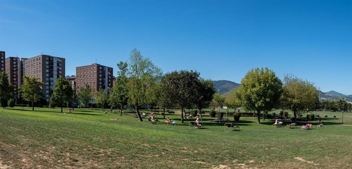 Archivo - Playa verde en un parque de Bilbao.