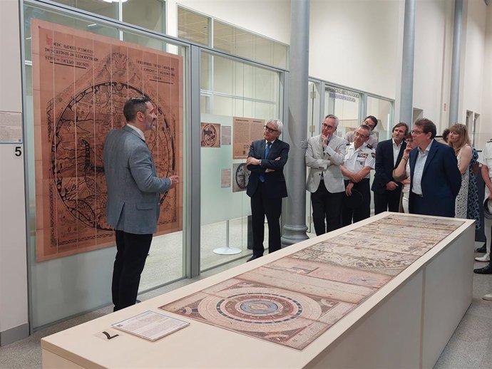 El subdelegado del Gobierno en Bizkaia, Vicente Reyes, y la secretaria general del IGN, Mónica Groba, en la inauguración de la exposición 'Ecúme. La evolución de la imagen del mundo'