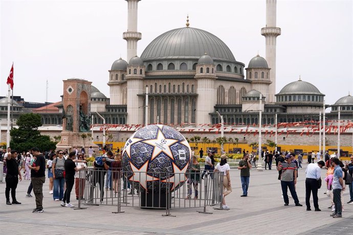 08 June 2023, Turkey, Istanbul: Crowds stand around a giant UEFA Champions League football in Istanbul ahead of Saturday's UEFA Champions League Final soccer match between Manchester City and Inter Milan. Photo: Mike Egerton/PA Wire/dpa