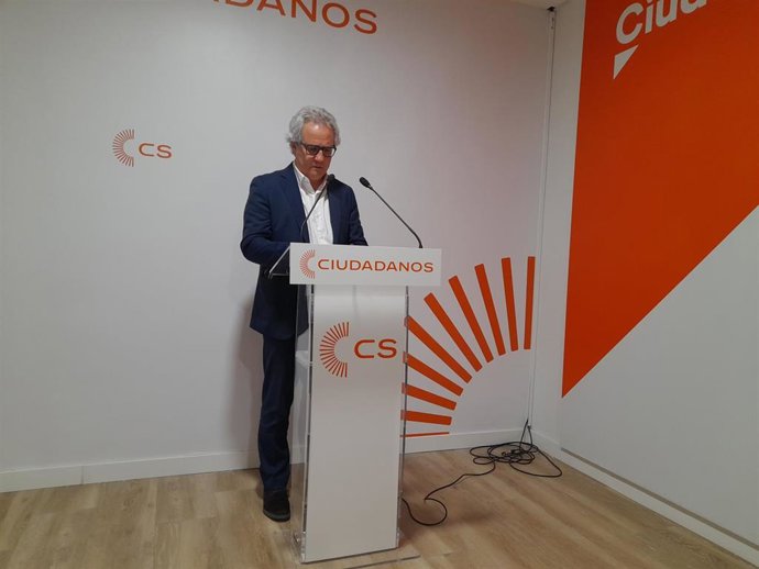 Archivo - El presidente de Ciudadanos Navarra, Carlos Pérez-Nievas, durante una rueda de prensa.