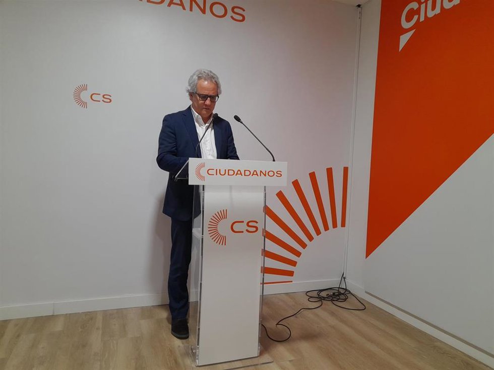 Archivo - El presidente de Ciudadanos Navarra, Carlos Pérez-Nievas, durante una rueda de prensa.