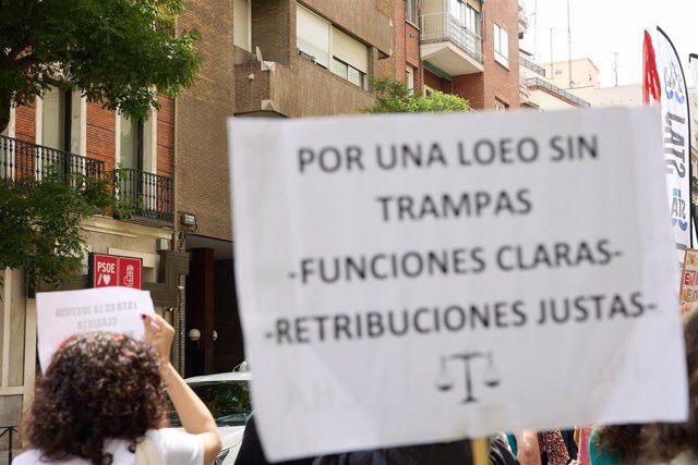 Una pancarta durante una protesta de funcionarios de Justicia frente a la sede nacional del PSOE, a 2 de junio de 2023, en Madrid (España).