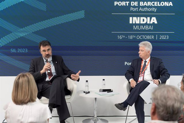 El presidente del Puerto de Barcelona, Lluís Salvadó (i) y su jefe de Relaciones Externas Manuel Galán (d), intervienen durante la presentación de la misión empresarial del Puerto, en la feria del SIL 2023, en la Fira de Barcelona, a 8 de junio de 2023.