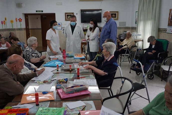 La delegada de Empleo, María Dolores Gálvez, durante la visita a la residencia.
