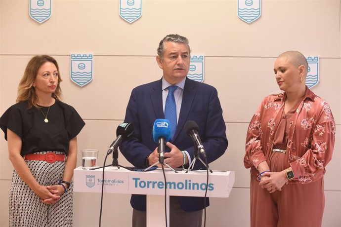 El consejero de la Presidencia, Interior, Diálogo Social y Simplificación Administrativa, Antonio Sanz (c), junto a la alcaldesa de Torremolinos, Margarita del Cid (d), y la presidenta del PP de Málaga, Patricia Navarro (i) durante la atención a medios.