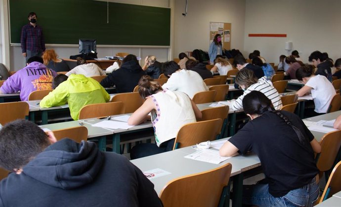 Archivo - Estudiantes en la prueba EBAU