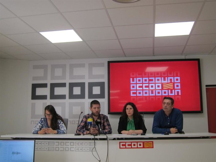 La secretaria de Salud Laboral de CCOO del Hábitat de Aragón, María Franco, el secretario general de CCOO Hábitat, Daniel Barragán, la secretaria de Salud Laboral CCOO Hábitat, Aída Suárez, y el secretario general de CCOO Hábitat Aragón, Fernando Baraza.