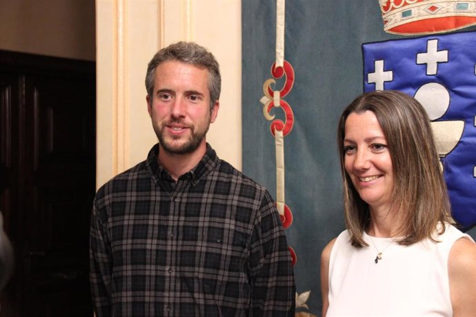 Lara Méndez, alcaldesa en funciones y candidata a la reelección por el PSOE, junto a Rubén Arroxo, cabeza de lista del BNG, para negociar un gobierno de coalición en el Ayuntamiento de Lugo