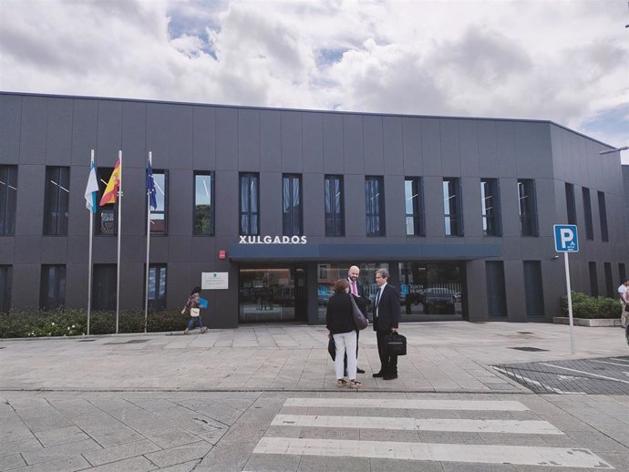 Los abogados de la familia de Déborah Fernández Cervera y de Pablo P.S.L, único investigado por su desaparición y muerte, a las puertas del juzgado de Tui (Pontevedra), que instruye la causa.