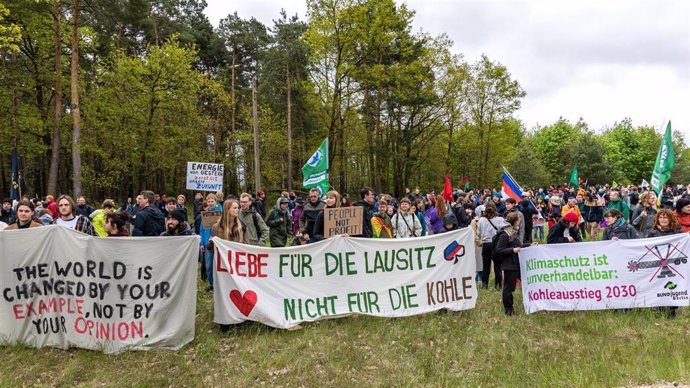 Archivo - 07 May 2023, Saxony, Schleife: People gather near the Nochten open pit mine during a protest demanding an earlier coal phase-out in eastern Germany than 2038, saying that structural change must offer the people of the region sustainable jobs a