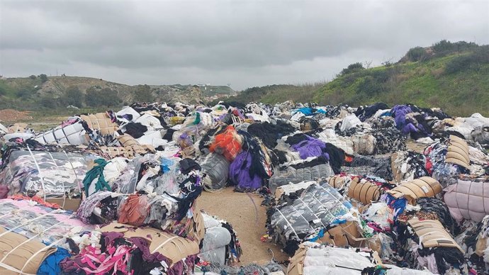 Archivo - Vertedero ilegal de desechos textiles localizado en parcelas del polígono industrial de Cortijo Real, en Algeciras (Cádiz)