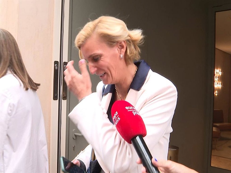 MARÍA ZURITA SALE DE UN RESTAURANTE DESPUÉS DE UNA COMIDA CON AMIGOS