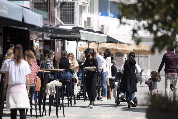 Archivo - Varias personas en una terraza de Sanxenxo, en Pontevedra, Galicia (España), a 27 de marzo de 2021.