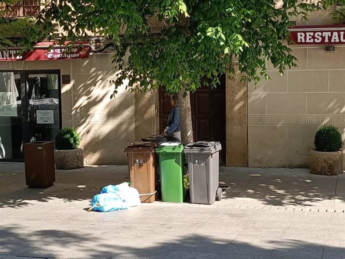 Contenedores de basura del servicio de recogida puerta a puerta en Cáceres
