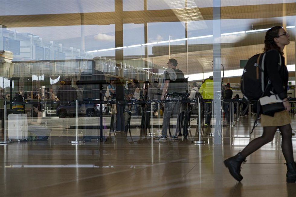Archivo - Un grupo de personas en el aeropuerto de Barcelona, a 4 de noviembre de 2022.