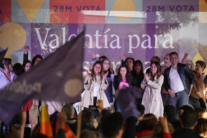 (I-D) La candidata de Podemos a la Presidencia de la Comunidad de Madrid, Alejandra Jacinto; la ministra de Derechos Sociales y Agenda 2030 y secretaria general de Podemos, Ione Belarra; la ministra de Igualdad, Irene Montero.