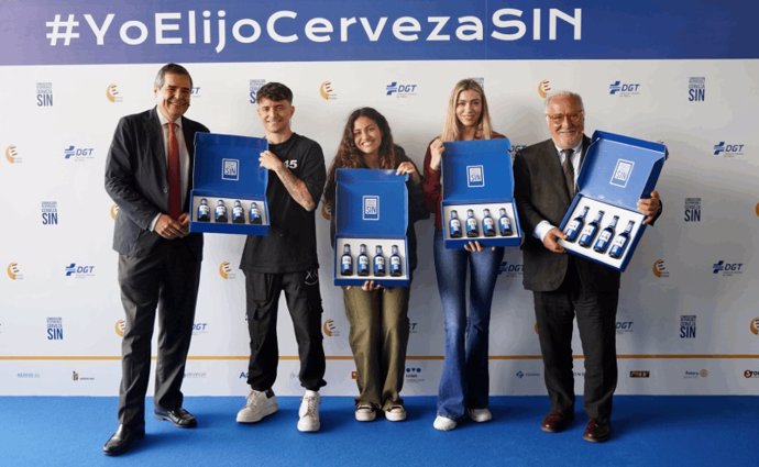 Jacobo Olalla (Director de Cerveceros de España), los creadores de contenido Adri Contreras, Esperansa Grasia y Car de Lorenzo, y Pere Navarro (Director de la Dirección General de Tráfico)