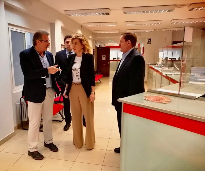 María Pardo en la visita a la oficina antiocupación de León.