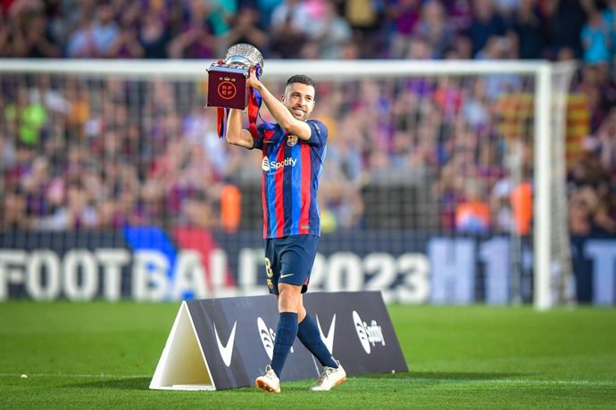 28 May 2023, Spain, Barcelona: Barcelona's Jordi Alba celebrates with the League title trophy after the Spanish Primera Division soccer match between FC Barcelona and RCD Mallorca at Spotify Camp Nou. Photo: Felipe Mondino/LPS via ZUMA Press Wire/dpa