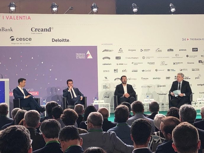 El presidente de la Generalitat, Pere Aragons; el alcalde de La Seu d'Urgell, Francesc Viaplana, y el director de la Trobada Empresarial del Pirineu, Josep Serveto.