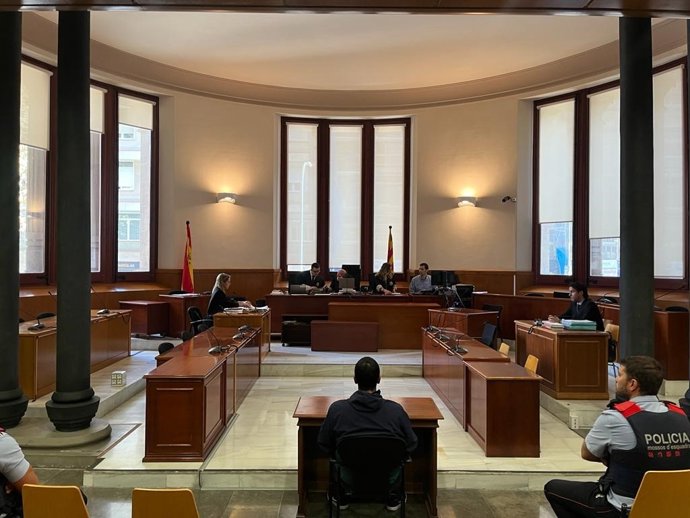 Archivo - Juicio a un 'rider' acusado de tres delitos de abuso sexual y uno de agresión sexual a vecinas de fincas de Barcelona; a día 25 de octubre de 2022