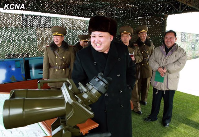 Archivo - El líder norcoreano, Kim Jong Un, ha supervisado este sábado unas maniobras de desembarco y artillería que simulaban la invasión de una pequeña isla en el mar Amarillo