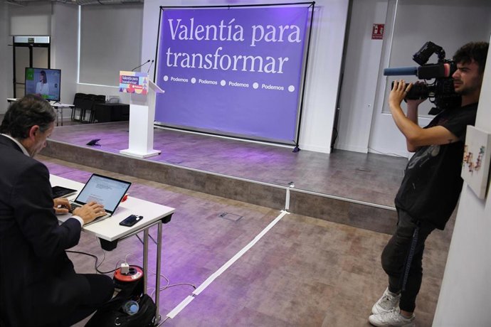 Periodistas esperan en la sala de prensa durante el seguimiento de la jornada electoral en la sede de Podemos, a 28 de mayo de 2023, en Madrid (España). 