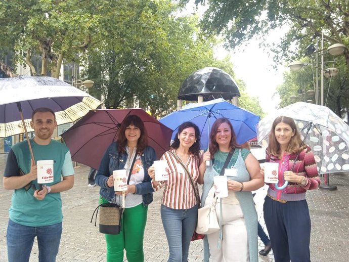 Voluntarios de Cáritas han salido a la calle con sus huchas para llevar a cabo la tradicional cuestación del día del Corpus Christi.
