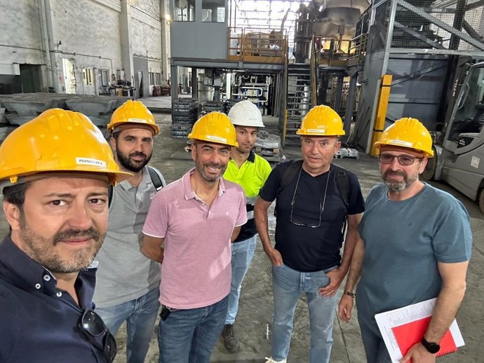 Agustín Jiménez (izda.), con sindicalistas de CCOO en Peninsular del Latón.