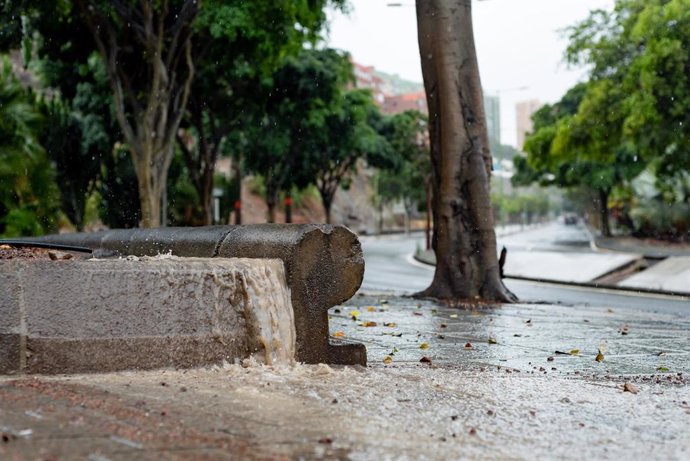 Archivo - Calle anegada por la lluvia, a 25 de septiembre de 2022, en Las Palmas de Gran Canaria, Canarias (España). El Gobierno de Canarias ha pedido evitar desplazamientos durante este fin de semana por la previsión de lluvias, viento y tormentas por 