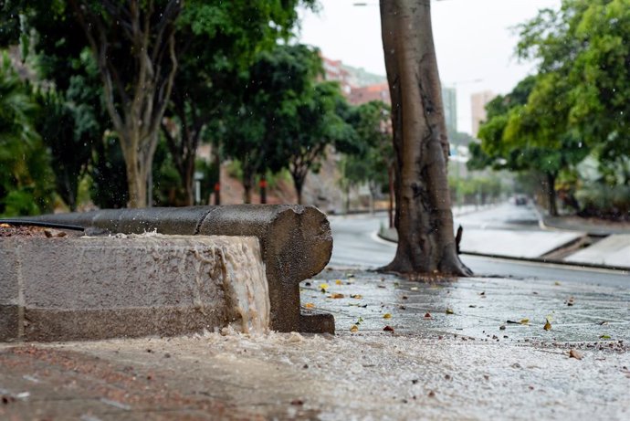 Archivo - Calle anegada por la lluvia, a 25 de septiembre de 2022, en Las Palmas de Gran Canaria, Canarias (España). El Gobierno de Canarias ha pedido evitar desplazamientos durante este fin de semana por la previsión de lluvias, viento y tormentas por la