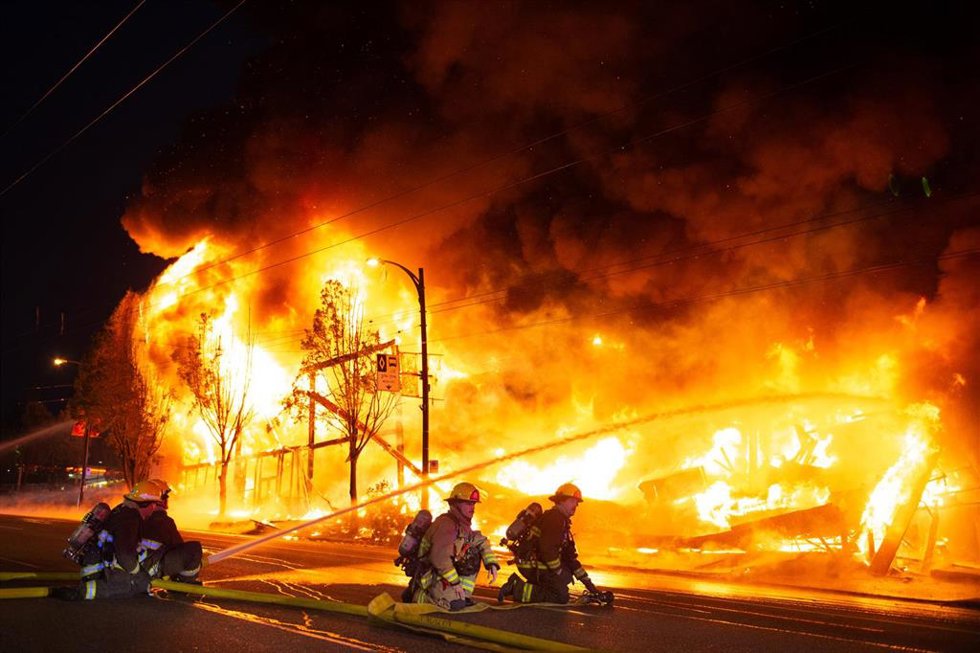Archivo - 29 June 2022, Canada, Vancouver: Vancouver Fire Department extinguish a structure fire at the Value Village department store at East Hastings. Photo: Quinn Bender/ZUMA Press Wire/dpa