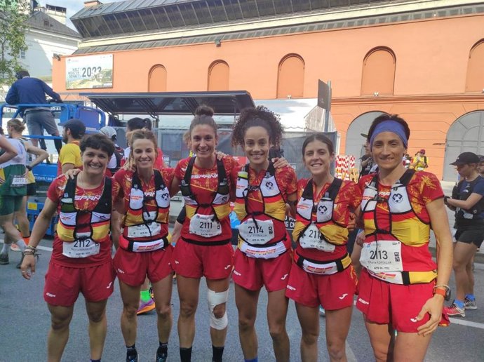 Foto del equipo femenino español de Short Trail de los Mundiales de Montaña y Trail Running de 2023