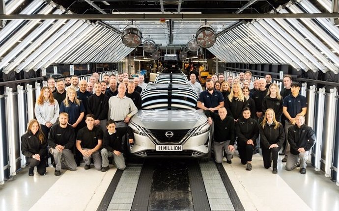 El personal de de la planta Sunderland de Nissan a lado del vehículo 11 millones, un Nissan Qashqai ePOWER, producido allí mismo.