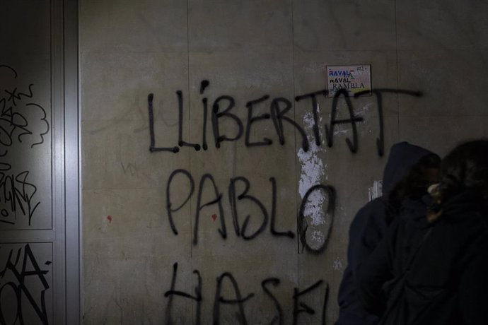 Archivo - Disturbios y destrozos tras la manifestación en defensa de la libertad de Pablo Hasél y los derechos sociales tras 12 días de protestas, en Barcelona (España), a 27 de febrero de 2021.