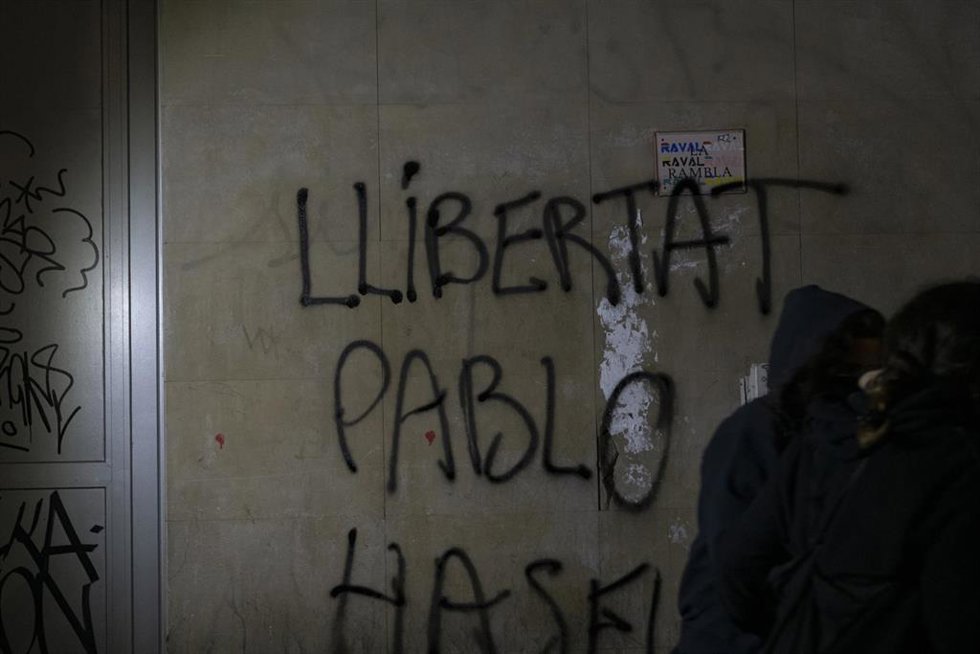 Archivo - Disturbios y destrozos tras la manifestación en defensa de la libertad de Pablo Hasél y los derechos sociales tras 12 días de protestas, en Barcelona (España), a 27 de febrero de 2021.