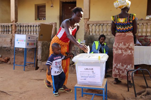 Archivo - Imagen de archivo de una mujer votando en las elecciones de Guinea Bissau.