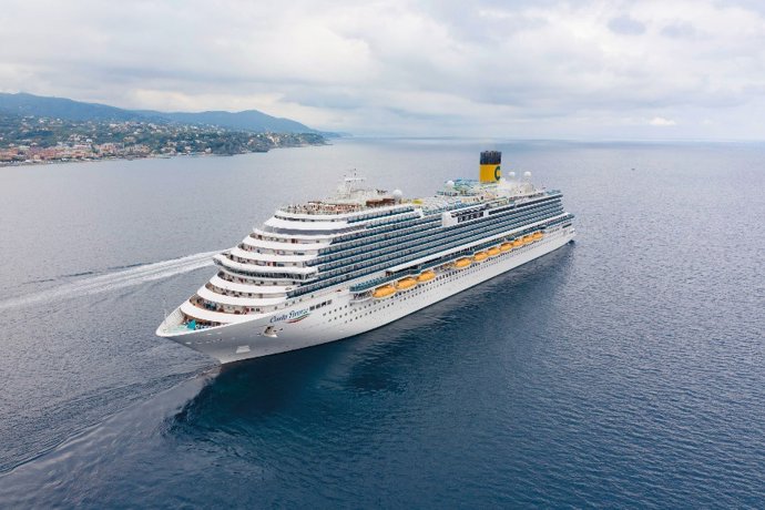 Barco de Costa Cruceros.