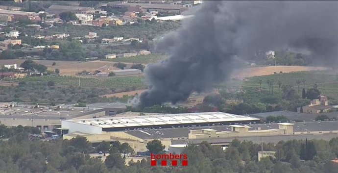 Imatge del punt verd de Vilanova i la Geltrú (Barcelona) incendiat